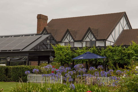Mick O\'Sheas - Accommodation Directory 37