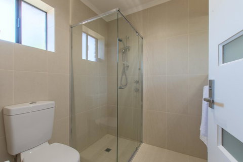 Mick O\'Sheas - Accommodation Directory 24