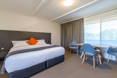 Mick O\'Sheas - Accommodation Directory 16