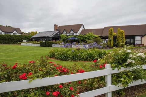 Mick O\'Sheas - Accommodation Directory 31