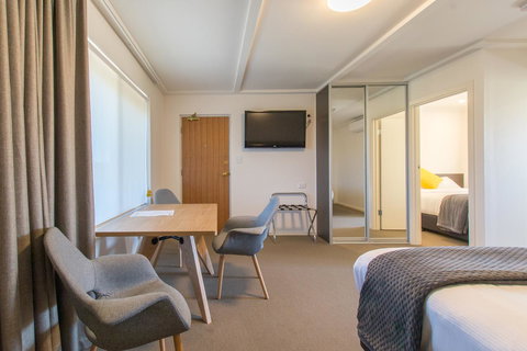 Mick O\'Sheas - Accommodation Directory 5