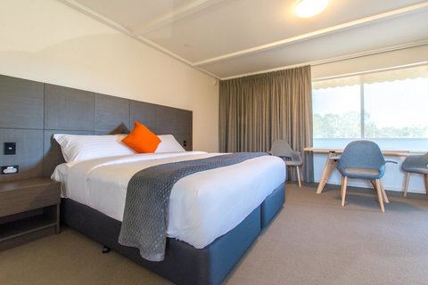 Mick O\'Sheas - Accommodation Directory 0