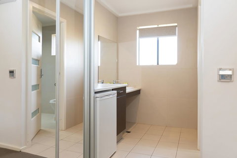 Mick O\'Sheas - Accommodation Directory 3