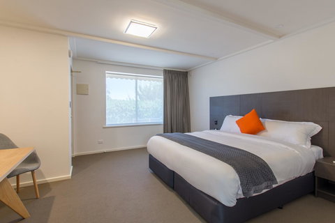 Mick O\'Sheas - Accommodation Directory 9