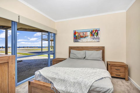 Sail Away - Accommodation Directory 8