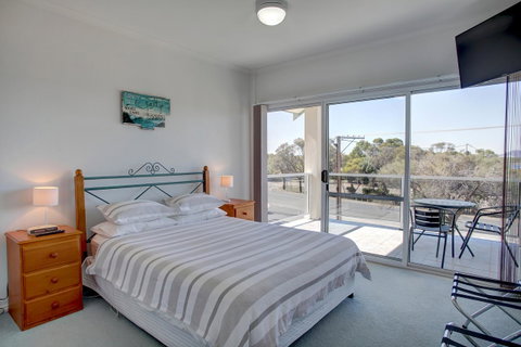 Bay Bliss - Accommodation Directory 12