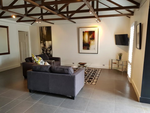 Irongate Studio B&B - Accommodation Directory 9