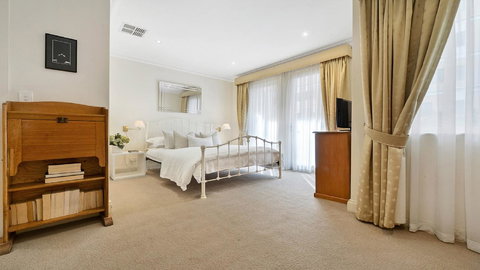 GOUGER 265 - Accommodation Directory 12