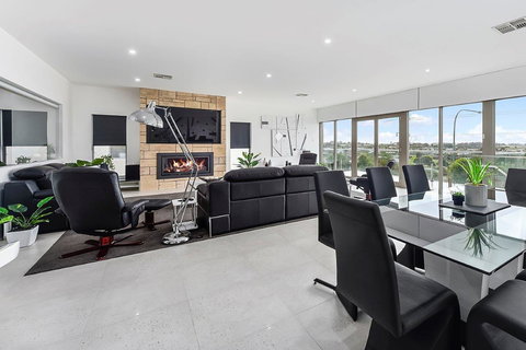 KENNEDY EXECUTIVE TOWNHOUSE - Accommodation Directory 19