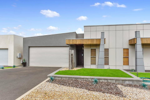 KENNEDY EXECUTIVE TOWNHOUSE - Accommodation Directory 9