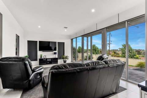 KENNEDY EXECUTIVE TOWNHOUSE - Accommodation Directory 14