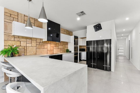 KENNEDY EXECUTIVE TOWNHOUSE - Accommodation Directory 12