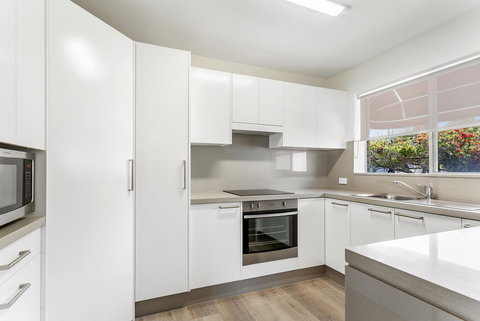 Laman Lodge, Unit 2, 15 Laman Street - Accommodation Directory 7