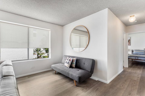 Laman Lodge, Unit 2, 15 Laman Street - Accommodation Directory 4