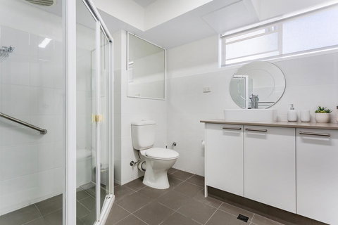 Laman Lodge, Unit 2, 15 Laman Street - Accommodation Directory 11