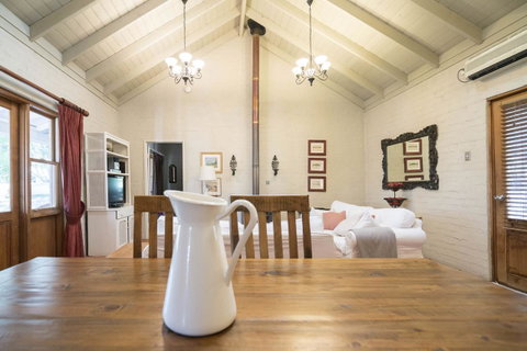 Thistle Hill Guesthouse - Walk To Many Wineries And Restaurants - Accommodation Directory 30