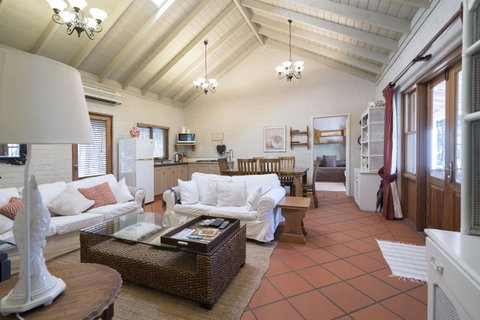 Thistle Hill Guesthouse - Walk To Many Wineries And Restaurants - Accommodation Directory 34