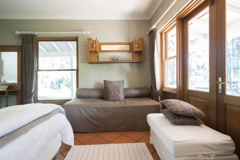 Thistle Hill Guesthouse - Walk To Many Wineries And Restaurants - Accommodation Directory 39