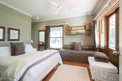 Thistle Hill Guesthouse - Walk To Many Wineries And Restaurants - Accommodation Directory 35