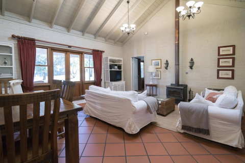 Thistle Hill Guesthouse - Walk To Many Wineries And Restaurants - Accommodation Directory 32