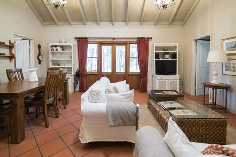 Thistle Hill Guesthouse - Walk To Many Wineries And Restaurants - Accommodation Directory 33