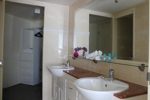 The Boathouse Resort Luxury Apartments - Accommodation Directory 7