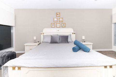 Luxury Villa Darlington - Vine - Accommodation Directory 38
