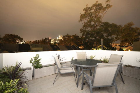 Luxury Villa Darlington - Vine - Accommodation Directory 5