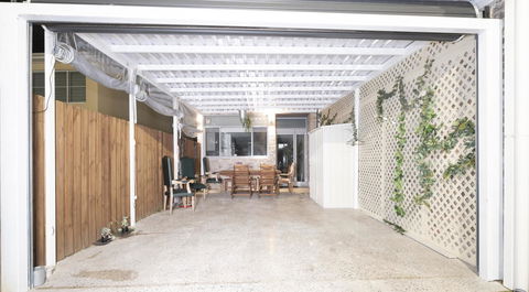 Luxury Villa Darlington - Vine - Accommodation Directory 19