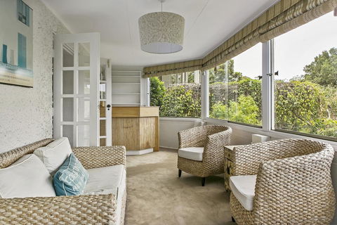 Summery, Spacious 4 Bed Home In Kurraba Point - Accommodation Directory 2