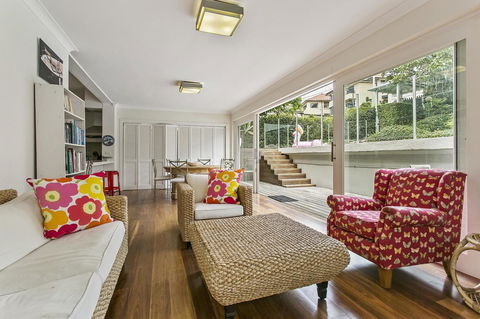 Summery, Spacious 4 Bed Home In Kurraba Point - Accommodation Directory 0