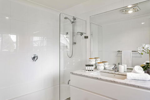 Summery, Spacious 4 Bed Home In Kurraba Point - Accommodation Directory 8