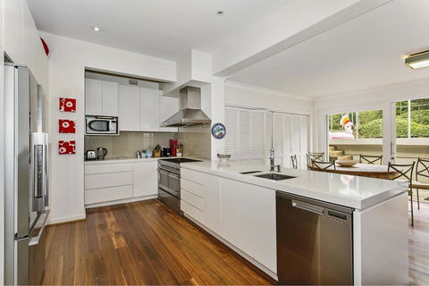 Summery, Spacious 4 Bed Home In Kurraba Point - Accommodation Directory 1