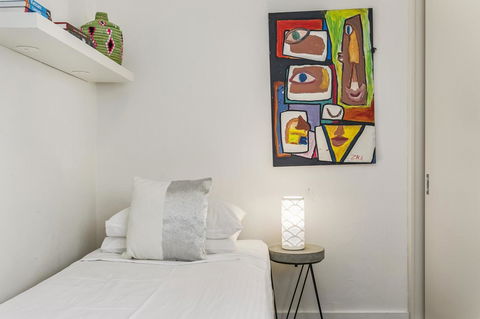Summery, Spacious 4 Bed Home In Kurraba Point - Accommodation Directory 7