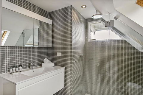 Summery, Spacious 4 Bed Home In Kurraba Point - Accommodation Directory 9