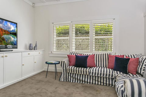 Summery, Spacious 4 Bed Home In Kurraba Point - Accommodation Directory 12