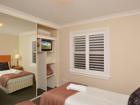 Villa De Saran Located Within Cypress Lakes - Accommodation Directory 10