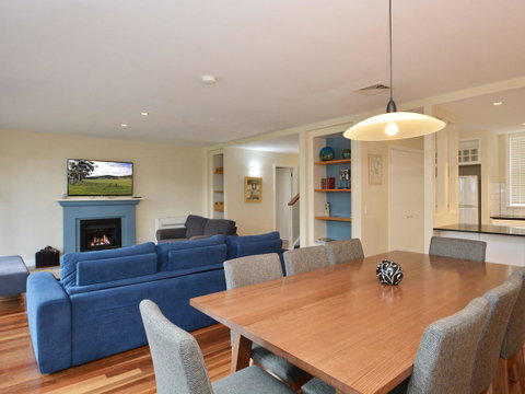 Villa De Saran Located Within Cypress Lakes - Accommodation Directory 12