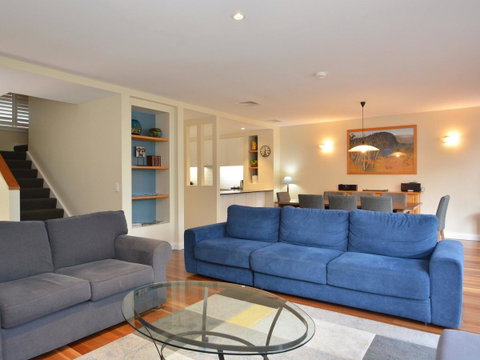 Villa De Saran Located Within Cypress Lakes - Accommodation Directory 11