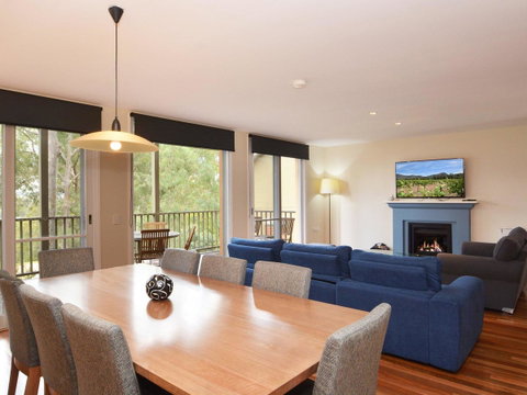Villa De Saran Located Within Cypress Lakes - Accommodation Directory 6