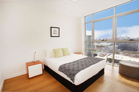 Gadigal Groove - Modern And Bright 3BR Executive Apartment In Zetland With Views - Accommodation Directory 5