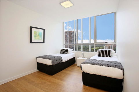 Gadigal Groove - Modern And Bright 3BR Executive Apartment In Zetland With Views - Accommodation Directory 6
