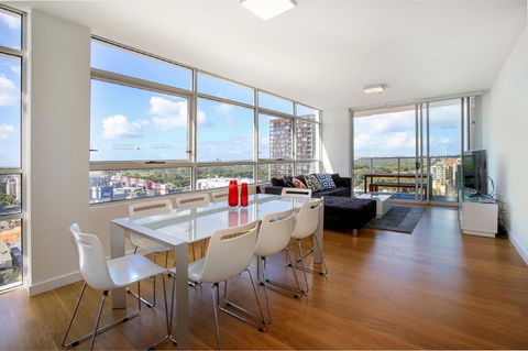 Gadigal Groove - Modern And Bright 3BR Executive Apartment In Zetland With Views - Accommodation Directory 1