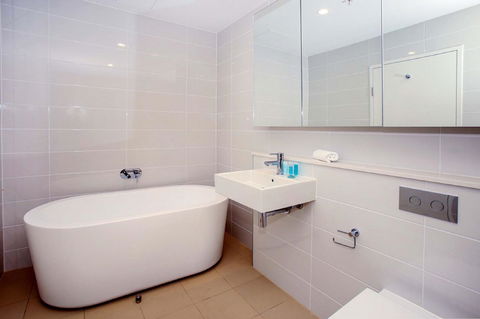 Gadigal Groove - Modern And Bright 3BR Executive Apartment In Zetland With Views - Accommodation Directory 8