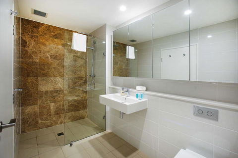 Gadigal Groove - Modern And Bright 3BR Executive Apartment In Zetland With Views - Accommodation Directory 7
