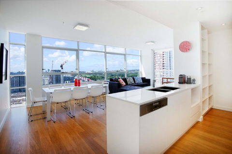 Gadigal Groove - Modern And Bright 3BR Executive Apartment In Zetland With Views - Accommodation Directory 2