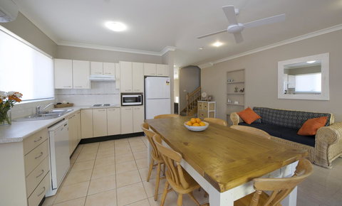 Marty's @ Little Beach - Accommodation Directory 10