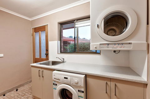 Hume Country Motor Inn - Accommodation Directory 27