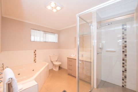 Hume Country Motor Inn - Accommodation Directory 29