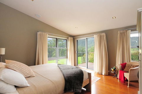 Bottlebrush Lodge - Great Views And A Pool! - Accommodation Directory 3